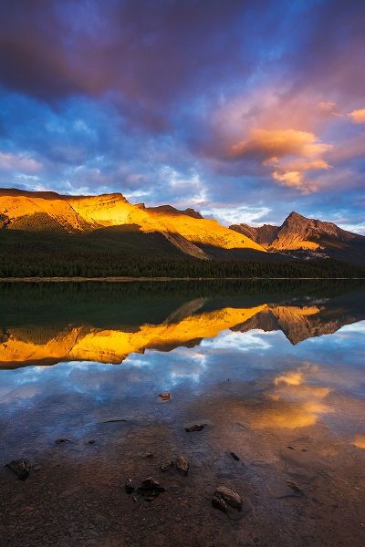 Bishop, Russ 아티스트의 Evening light on Maligne Lake and Sampson Peak-Jasper National Park-Alberta-Canada작품입니다.